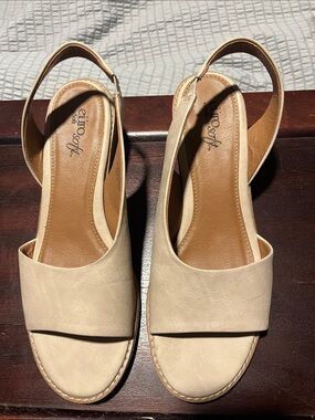 EuroSoft by Sofft Cadwell Beige Slingback Block Heel Sandals Women’s 9